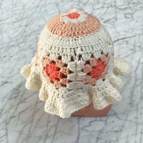 Crochet Bucket Hat with floral details - Picture 1 of 6